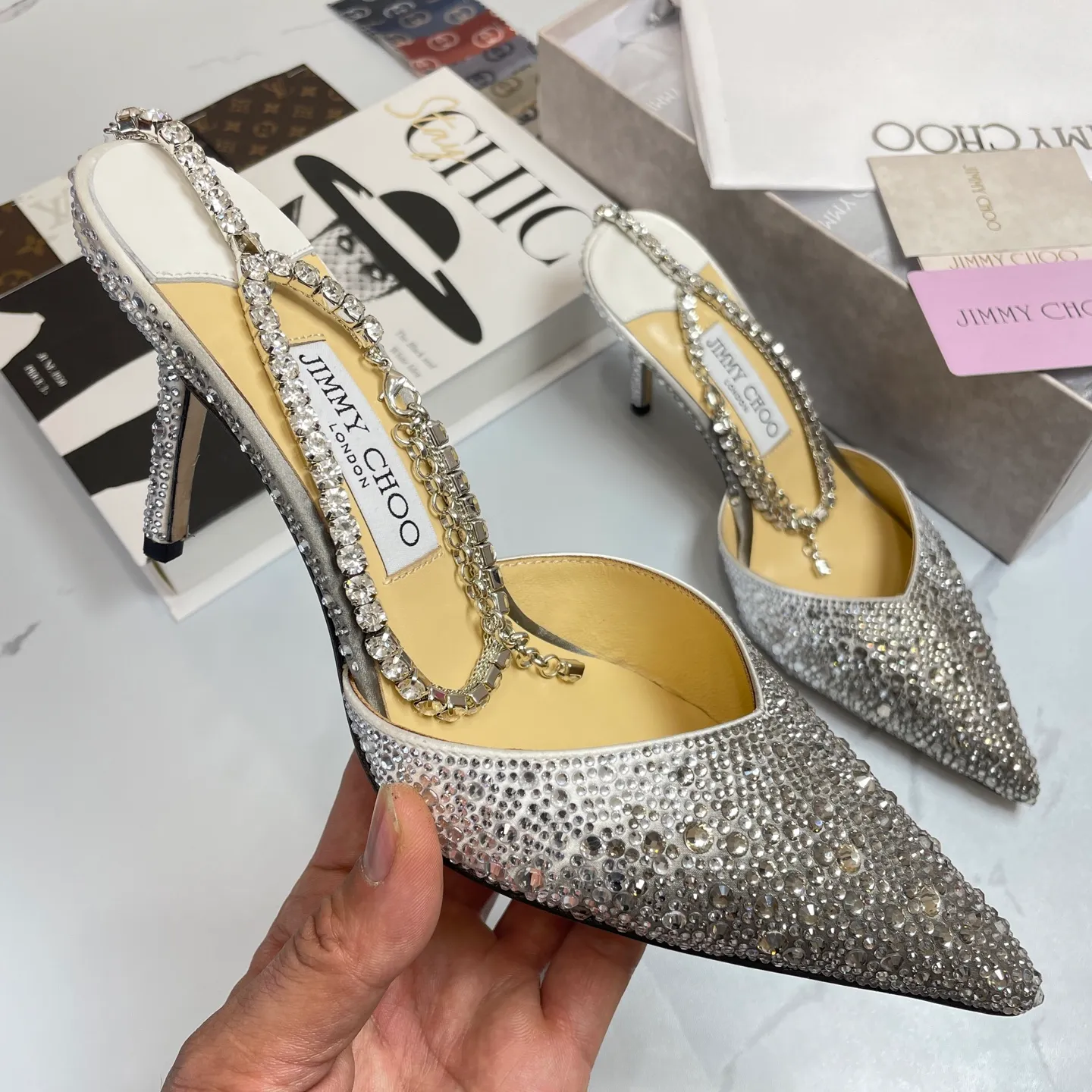 💕💕Factory direct selling price p680💕💕Jimmy Choo/Jimmy Choo classic diamond chain pointed toe crystal high-heeled sandals. Excellent crystal shoes, so beautiful that you can't take your eyes away. The shoe shape is very delicate and not too narrow and long. The internal space is enough to allow your toes to relax enough. The rhinestones outline a charming arc on the instep. It is simply beautiful. It has a 360-degree surrounding fairy atmosphere. Gorgeous without being exaggerated! ! The fabric is made of imported silk, with imported sheepskin lining. Customized A-grade Italian genuine leather sole. Heel height: 6.5 or 8.5. Size: 35-40 (41, 42, 43 customized, non-refundable)